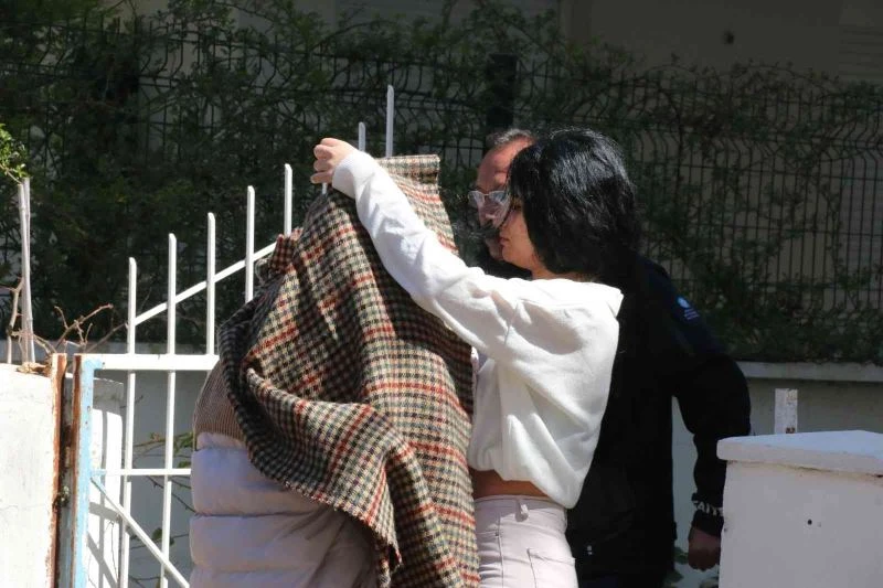 Evi küle dönen kuaför genç kadına arkadaş tesellisi
