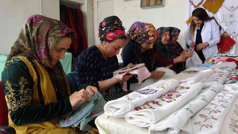 Köyünde açtığı kursla çeyizlik ürünler üretiyor
