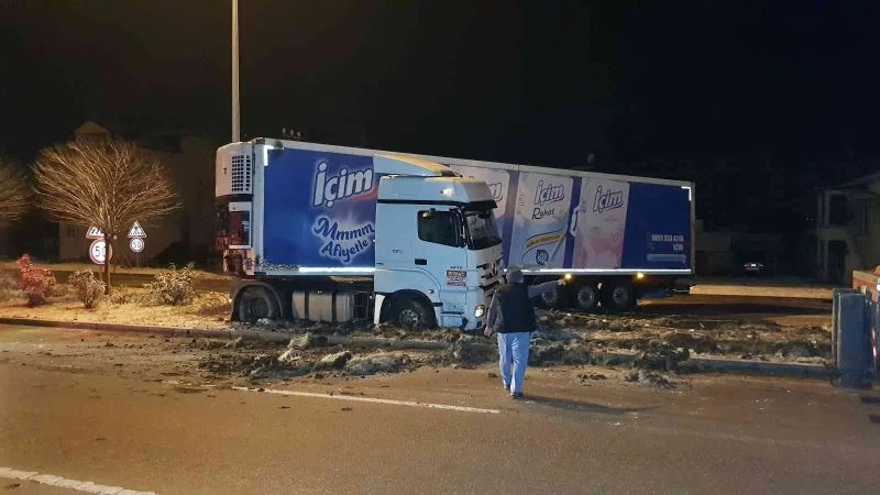 Buzlu yolda kayan tır makas kesti
