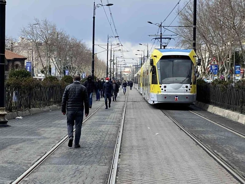 Tramvayda enerji kesildi, yüzlerce yolcu yürümek zorunda kaldı
