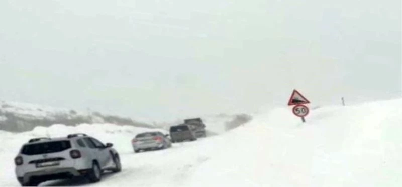 Yoldan çıkan kamyon ulaşımı aksattı
