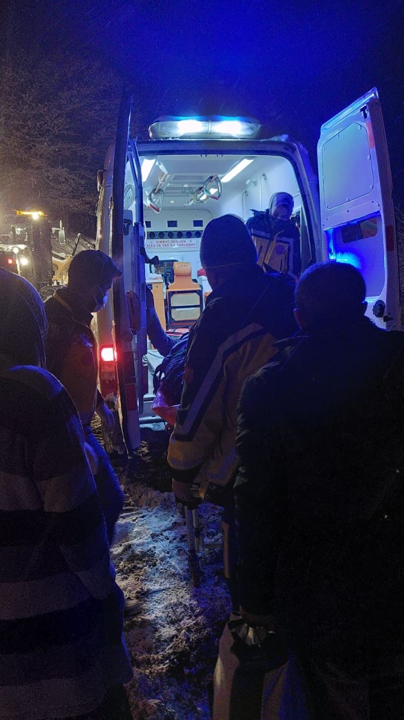 Elazığ’da karda mahsur kalan vatandaş 5 saatlik çalışmanın ardından kurtarıldı
