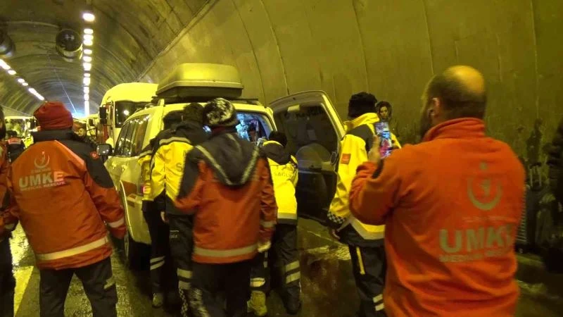 Kaza sonrası hipotermi geçiren yaşlı kadın ambulansın içinde ısıtılmaya çalışıldı
