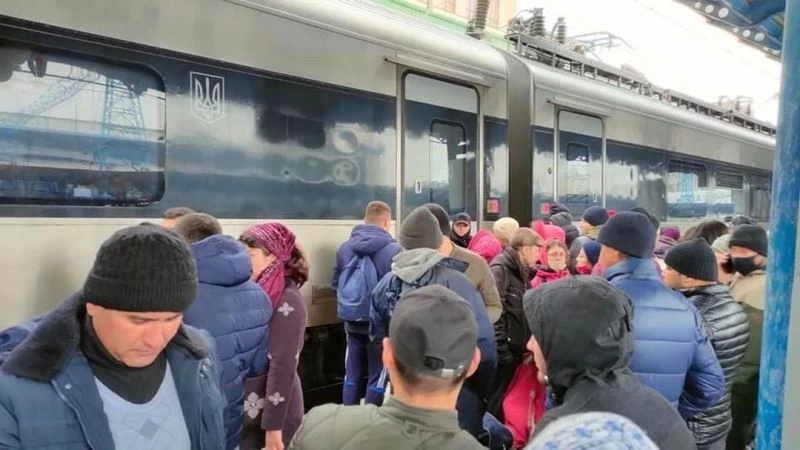 Kiev’i terk etmek isteyen halk tren istasyonlarında izdihama neden oldu
