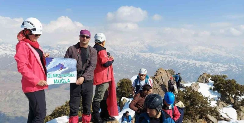 Türk ve Azerbaycanlı dağcılar Hocalı şehitlerini andı
