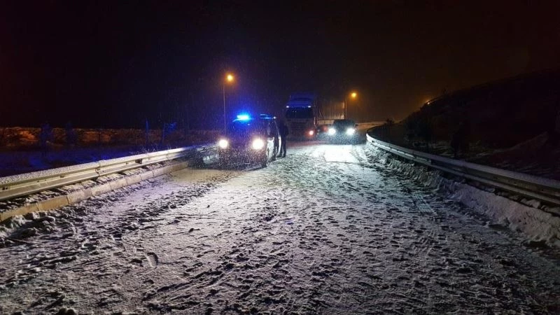 Erzincan’ın yüksek rakımlı geçit noktalarında kar, tipi etkili oldu
