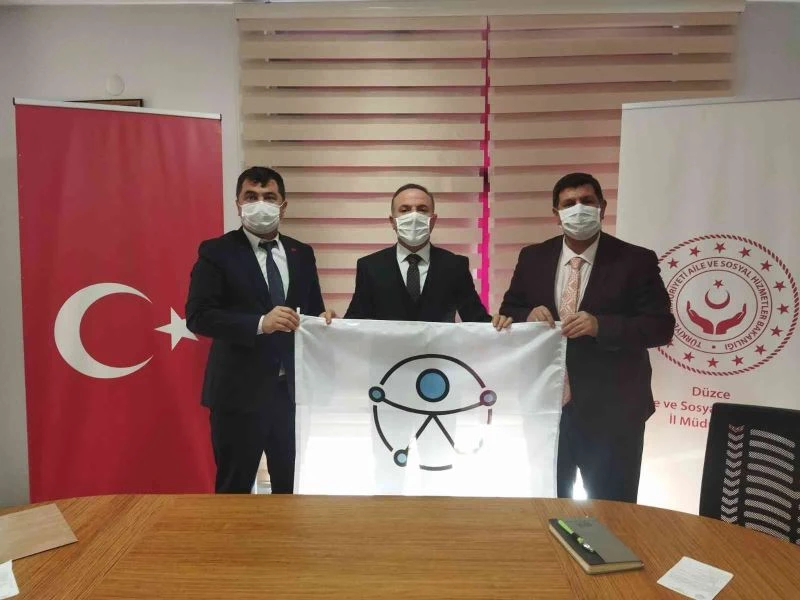 Binaya erişilebilir logolu bayrak çekildi
