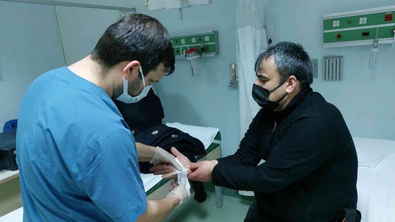 Hayatını kurtaran 3 polis memurunu hastanelik etti
