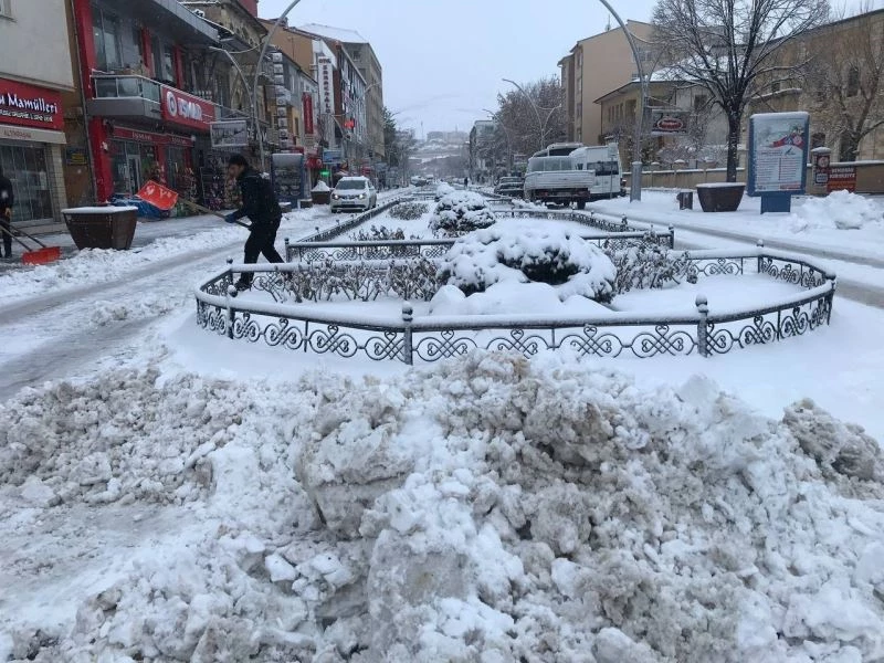 Bayburt güne kar yağışıyla uyandı
