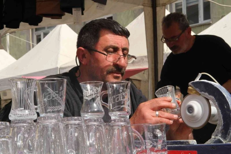 Şehir şehir gezerek 40 yıldır cama sanatını işliyor
