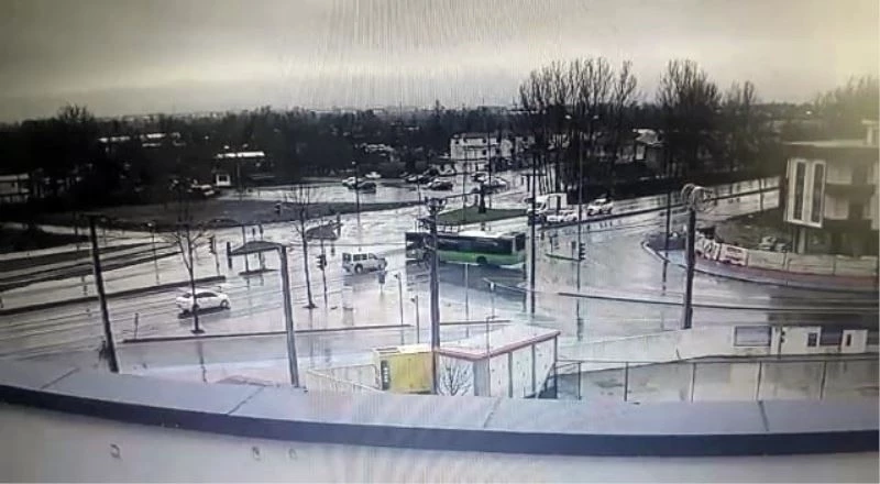 Hafif ticari araç ile belediye otobüsünün çarpışma anı kamerada
