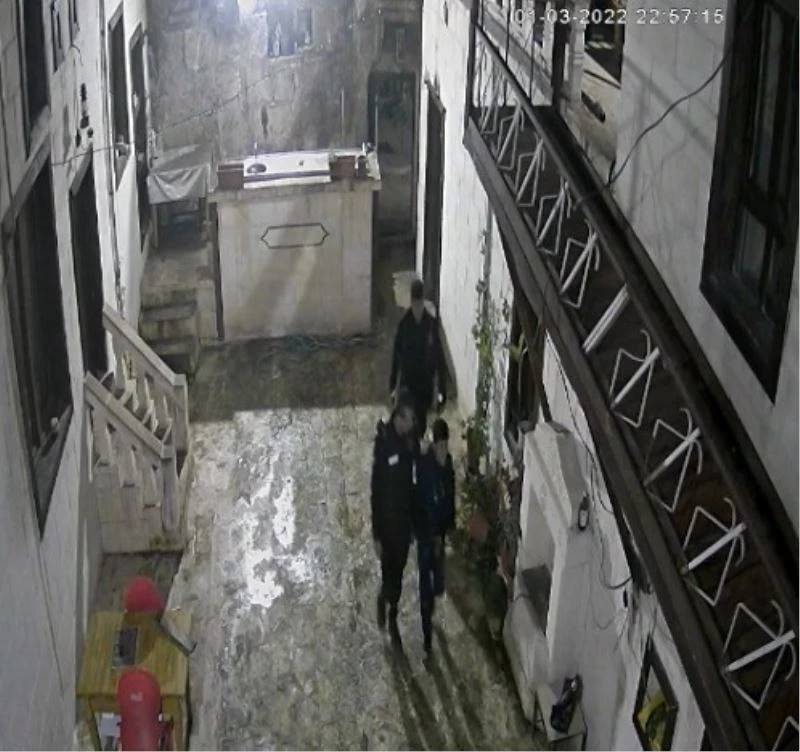 Basın bürosuna giren hırsızı gazeteciler yakaladı
