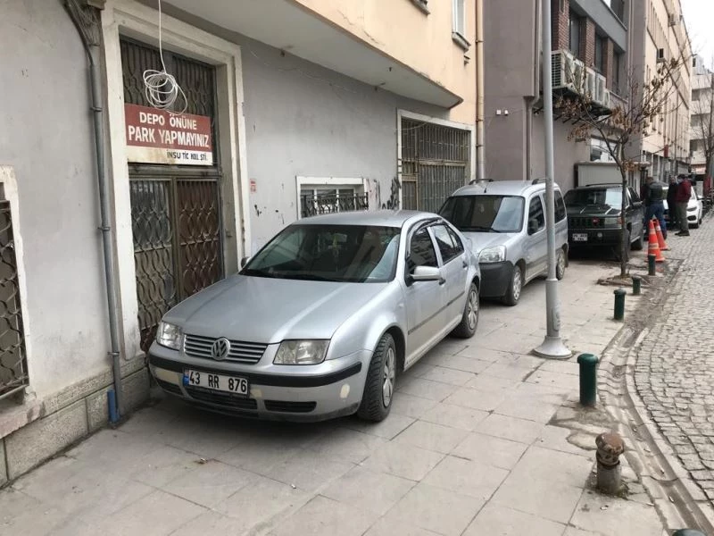 Kaldırımları vatandaştan çok araçlar kullanıyor
