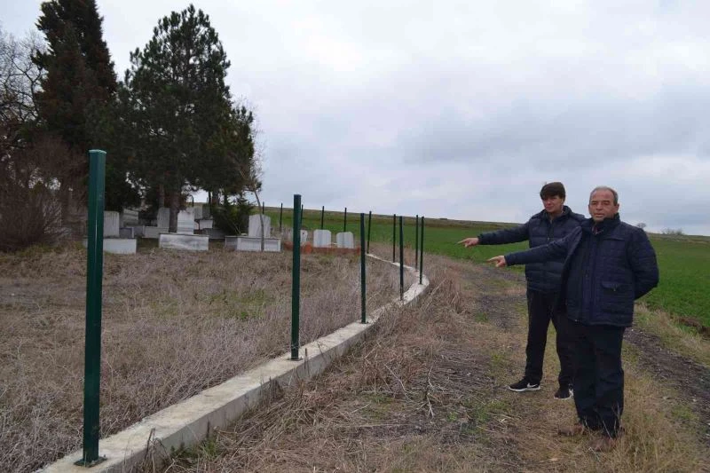 Mezarlık demirlerini çalan hırsızlara muhtardan tepki: “Diriye saygıları yok ki ölüye saygıları kalsın, yazık olsun”
