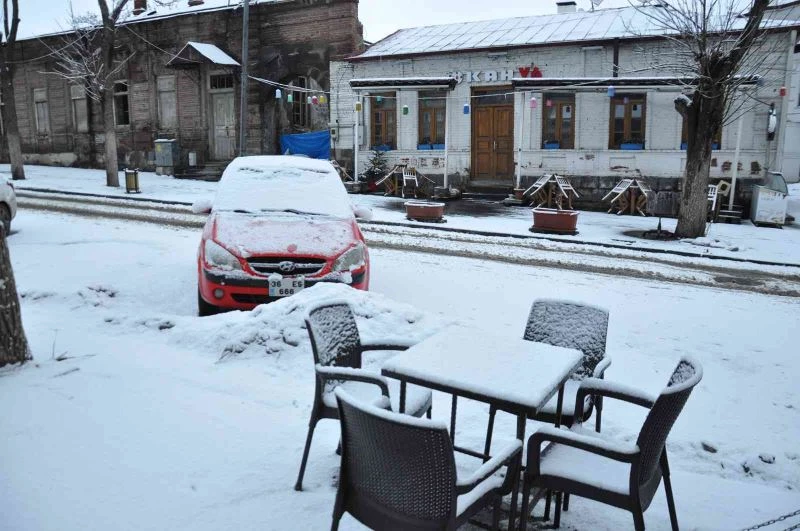 Kars’ta etkili olan yağmurlu hava bugün yerini kar yağışına bıraktı.