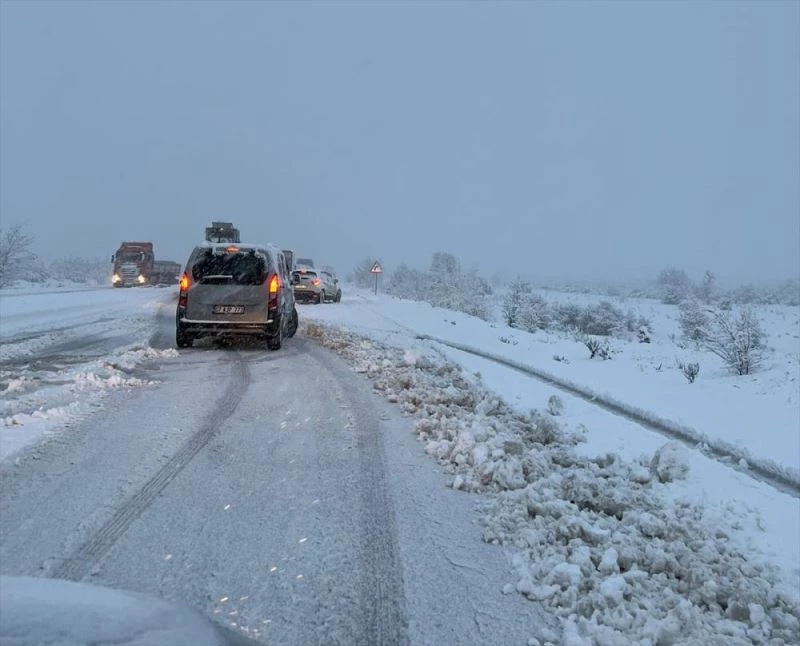 Burdur-Denizli kara yolunda kar yağışı ulaşımı güçleştiriyor