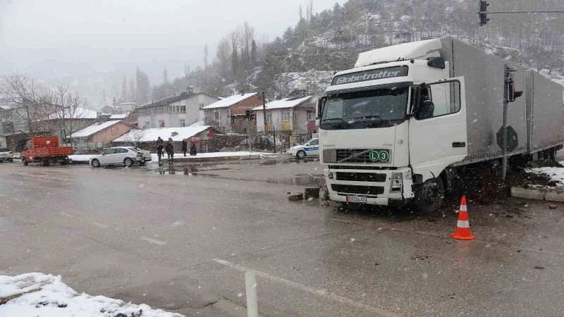 Kırımızı ışıkla bekleyen otomobile tır çarptı: 1 yaralı
