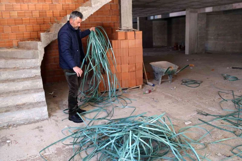 Plastik bağları çöpe atmayıp pazar çantasına dönüştürüyor
