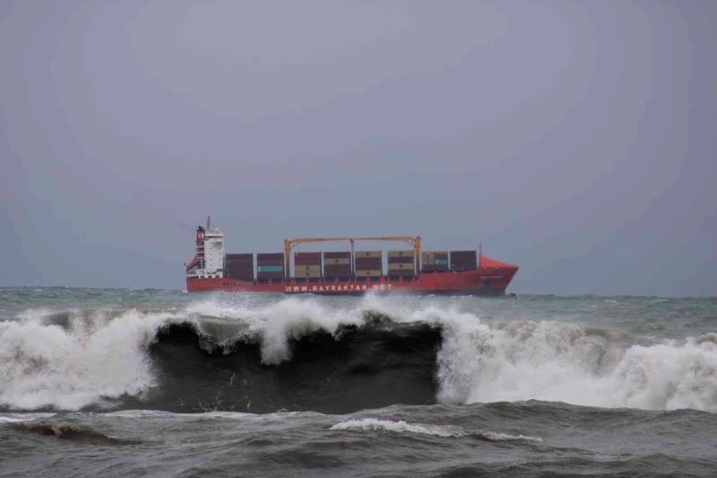 Karadeniz’de oluşan dev dalgalar sahil bölgesini yıkıp geçti

