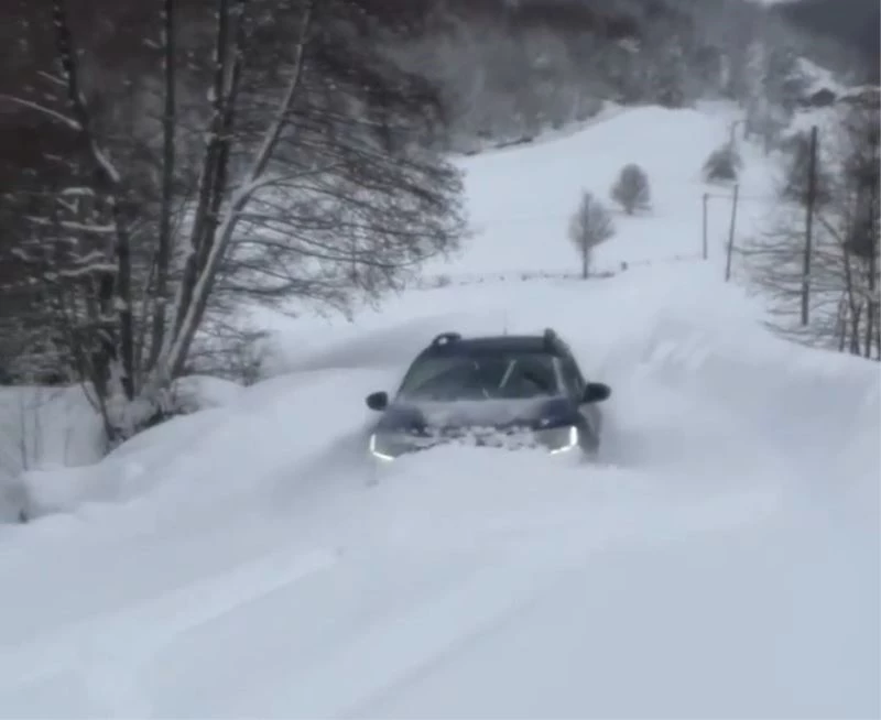 Yolda ilerlemek isteyen cip kara gömüldü
