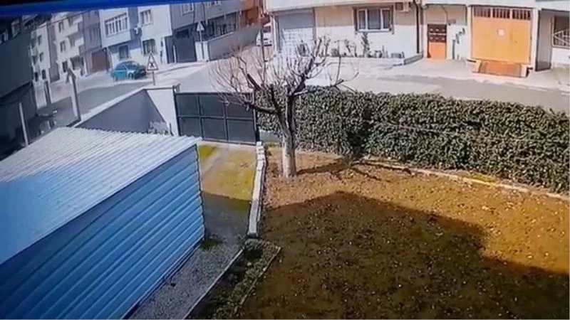 Dikkatsiz sürücüler kafa kafaya çarpıştı
