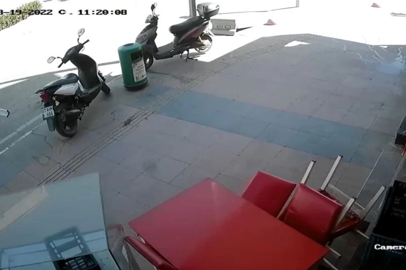 Fırtınada savrulan çiğ köfte tezgahının masaya ve motosiklete çarpma anı kamerada

