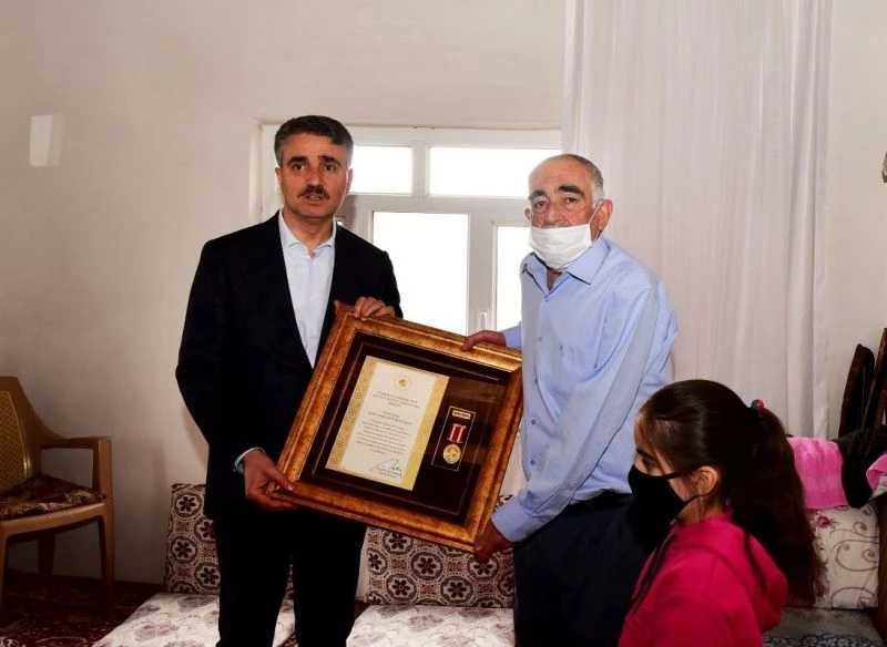 Şehit babasına evinde Devlet Övünç Madalyası ve Beratı
