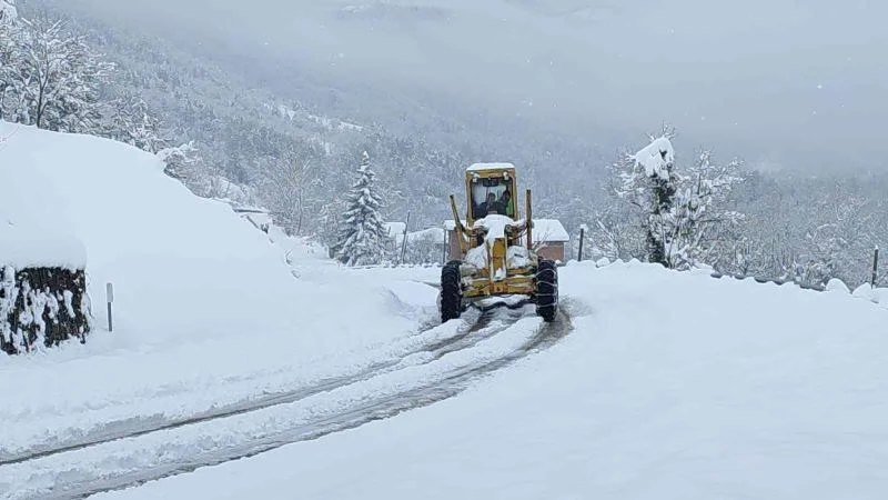 Bartın’da bin 60 rakımlı köyde kar kalınlığı 160 santimetreye ulaştı
