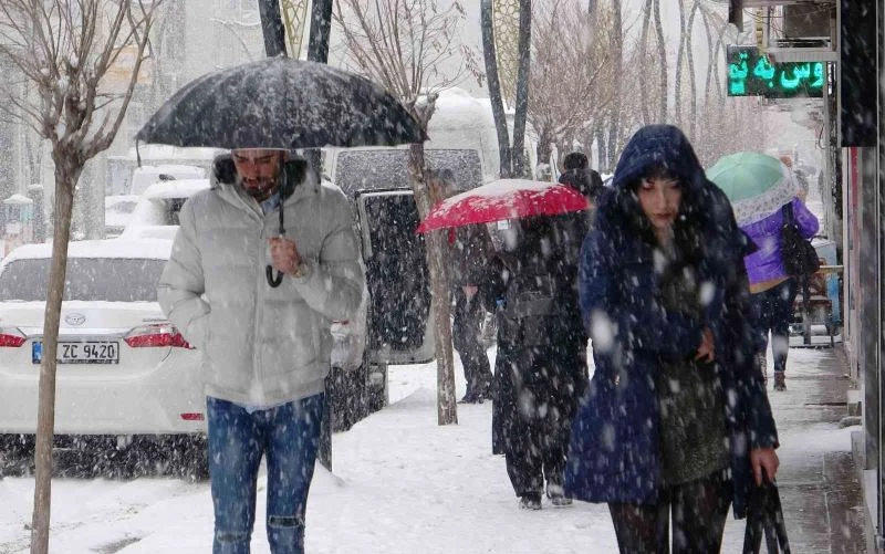 Van’da kardan 318 yerleşim yerinin yolu ulaşıma kapandı
