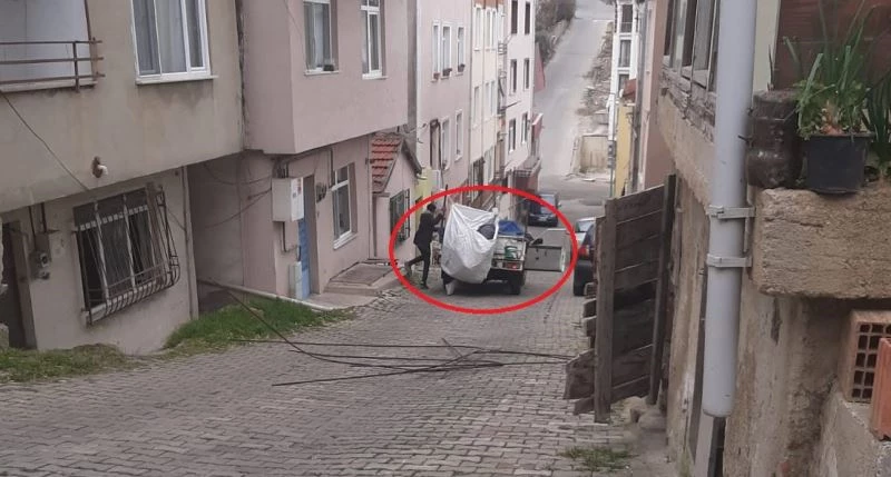 Polis gibi hırsızları kovaladı: Kıstırılan hırsızlar, çareyi çaldıkları malı bırakmakta buldu
