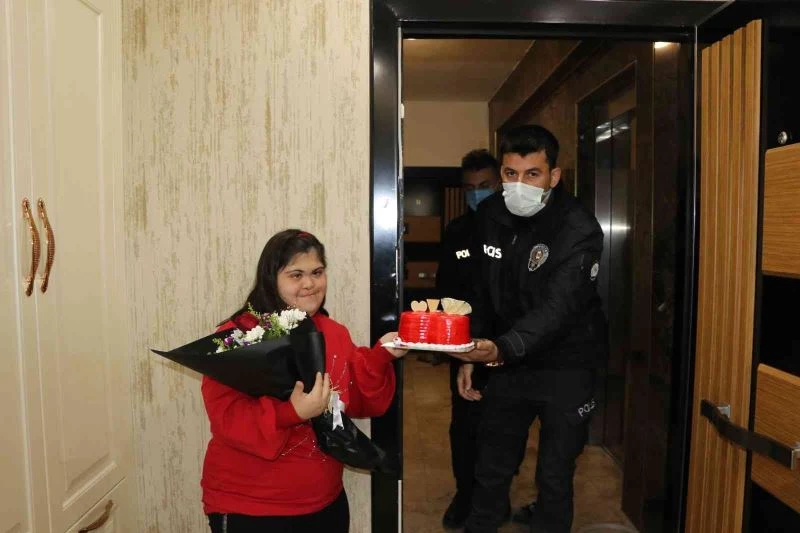 Polislerden down sendromlu Büşra’ya sürpriz

