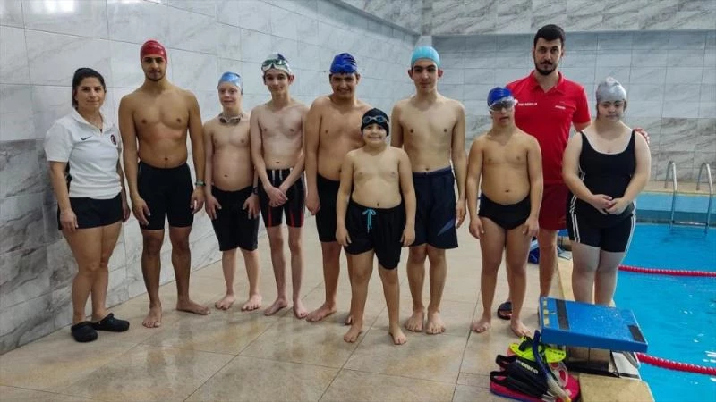 Down sendromlu ve engelli çocuklara sevgisiyle kulaç attırıyor