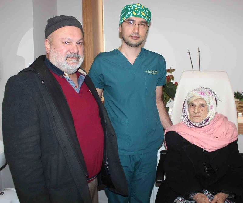 Yaşlı kadın yeniden görmeye başladı
