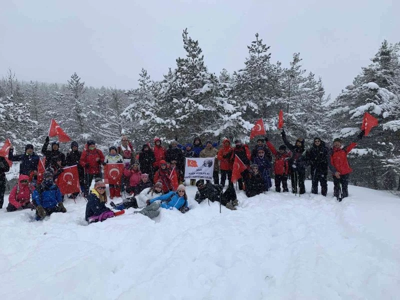 Şehitleri anmak için 1 metre karda yürüdüler
