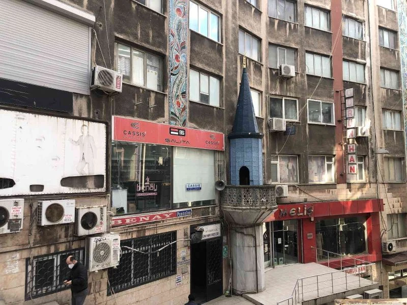 İş hanına bitişik minare görenleri hayrete düşürüyor
