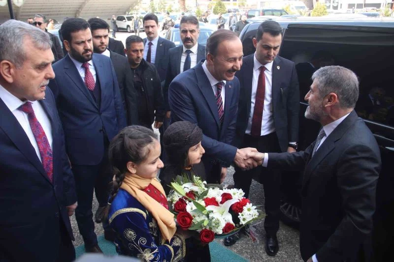 Bakan Nebati Şanlıurfa’da valilik ve belediyeyi ziyaret etti
