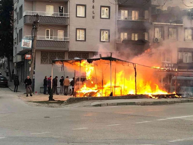 Bursa’da manav dükkanında yangın çıktı, alevler araçlara sıçradı
