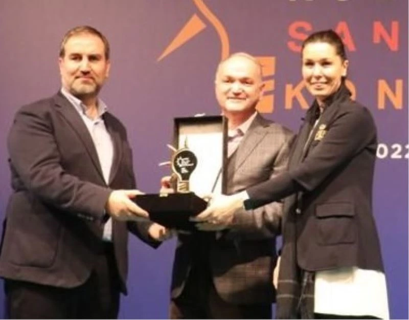 Başkan Özlü yılın en iyi dijital içerik ödülünü aldı
