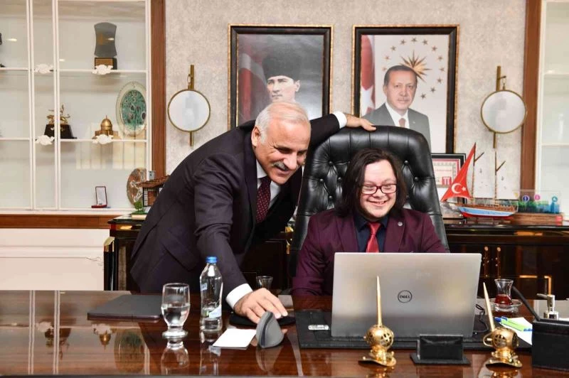 Başkan Zorluoğlu koltuğunu Enes’e devretti
