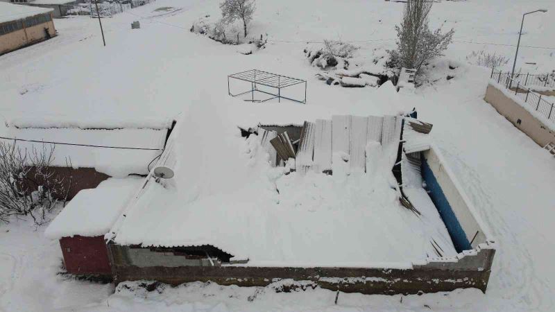Amasya’da karın ağırlığına dayanamayan iş yerinin çatısı çöktü
