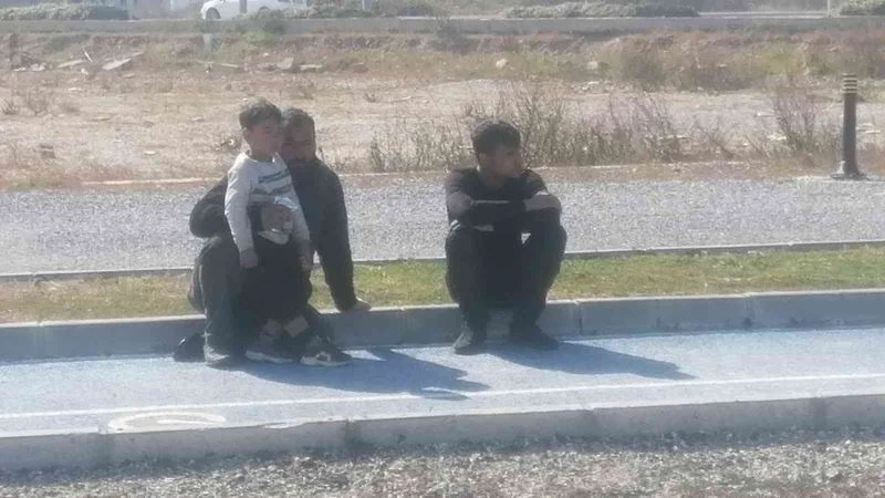 Hurda taşıdığı kamyonet alev alev yandı, 3 yaşındaki oğluyla birlikte canını zor kurtardı
