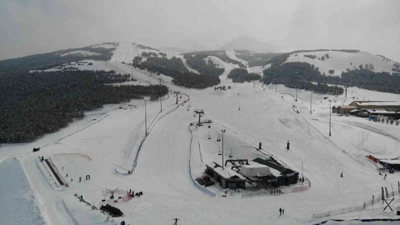 Palandöken’de sezon uzadı, turistler ilkbaharda kayağın tadını çıkarttı
