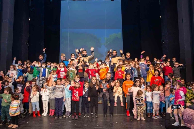 Tiyatroda gün, çocukların
