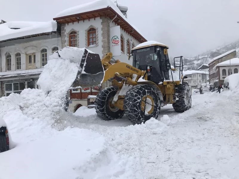 Kar kalınlığının 1 metreye ulaştığı ilçede yoğun mesai

