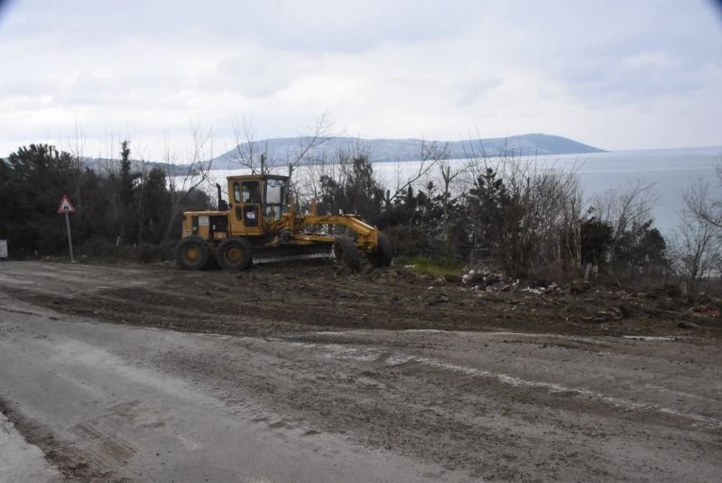 Sinop’ta heyelan nedeniyle çöken yol belediye ekiplerince onarıldı
