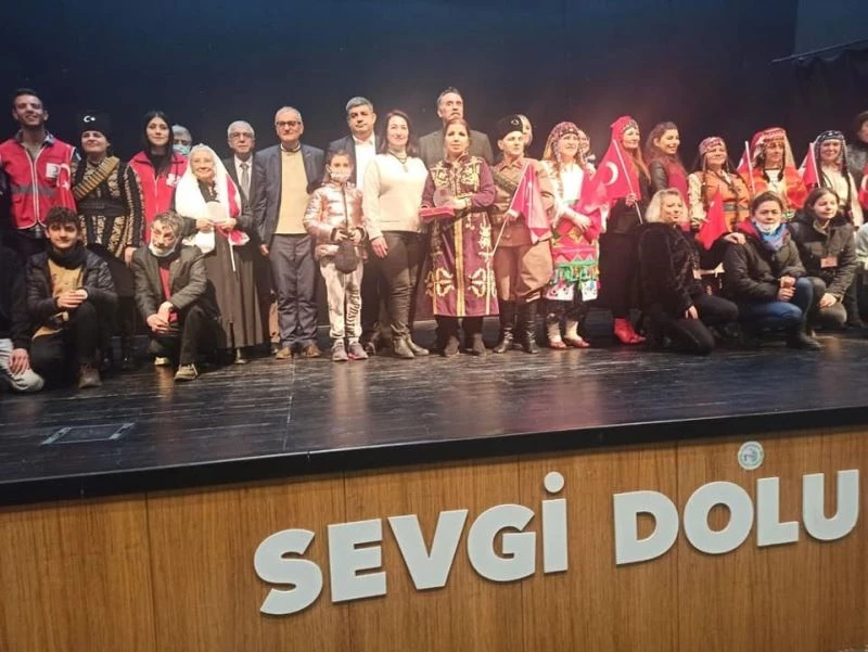 ‘Zafere Götüren Analar’ adlı tiyatro oyununu Bozüyük’te sahnelendiler
