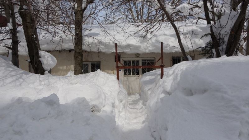 Bitlis’te buz sarkıtlarının boyu 6 metreyi geçti
