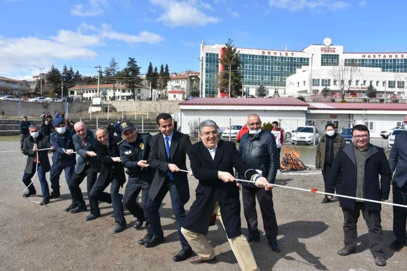 Nevruz programında protokol öğrencilerle halat çekme oynadı
