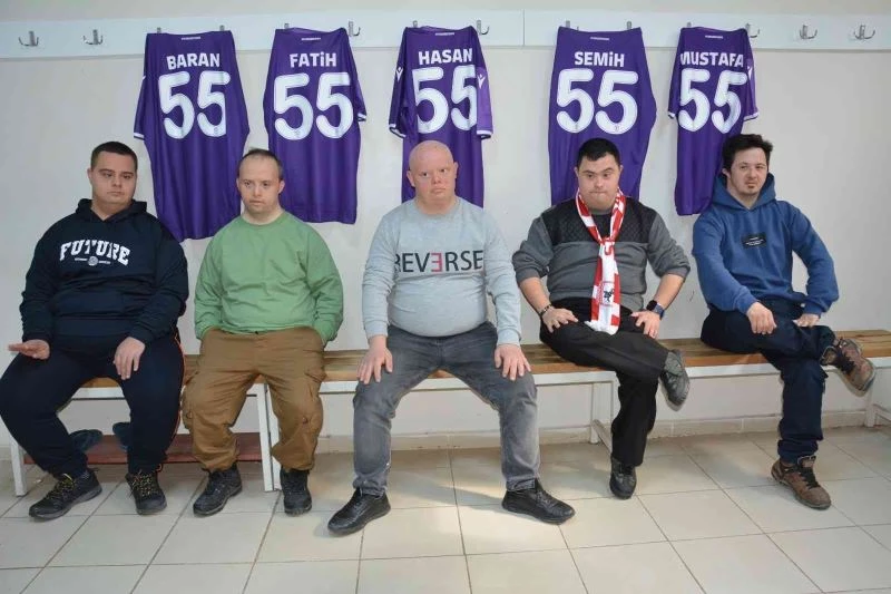 Down sendromlu çocuklar Samsunsporlu futbolcularla buluştu
