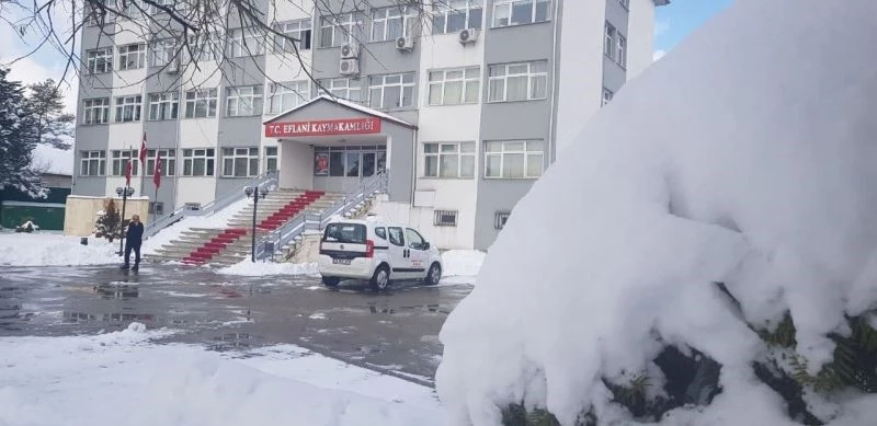 Eflani’de kar nedeniyle okullar tatil edildi
